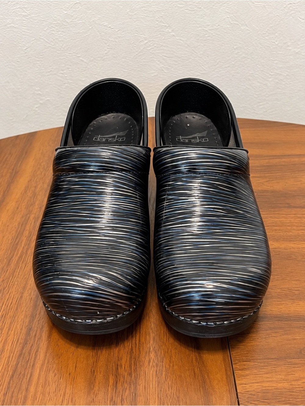 Dansko Professional Blue Black Linear Patent Leather Clogs Women’s 36 5.5-6